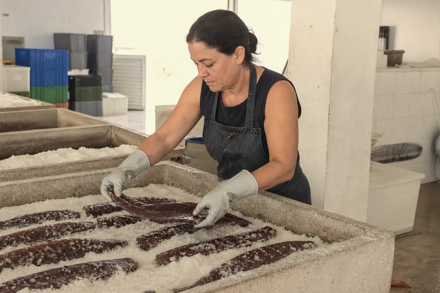 Rosa Baeza covers bluefin tuna loins with salt from the Santa Pola salt pans