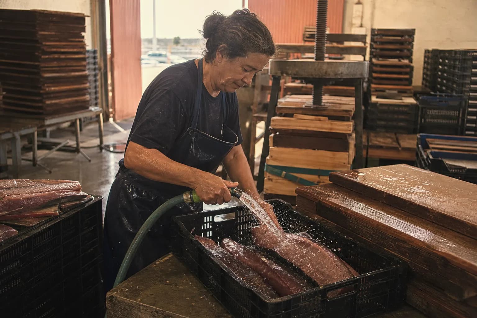 Sara Baeza rinses the loins in fresh water and presses them