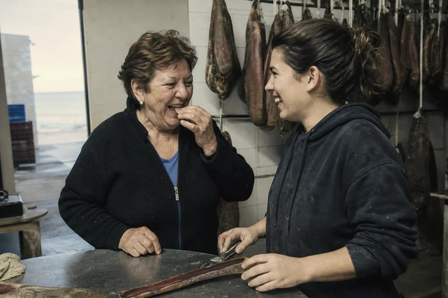 Rosa Baeza tastes a slice of mojama that Sara has just cut