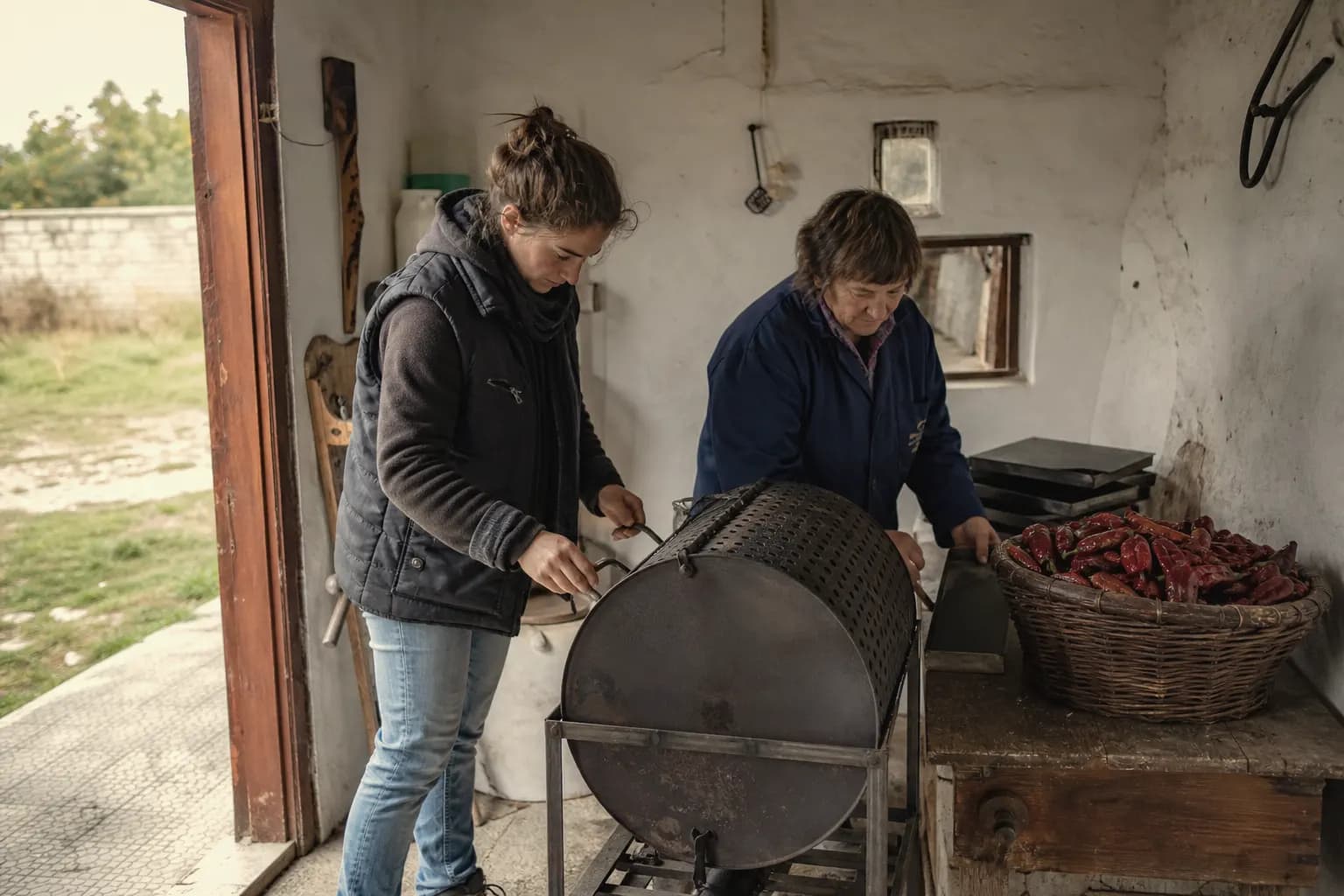 Ainhoa and Pili Echarri set up a roaster in the tool shed